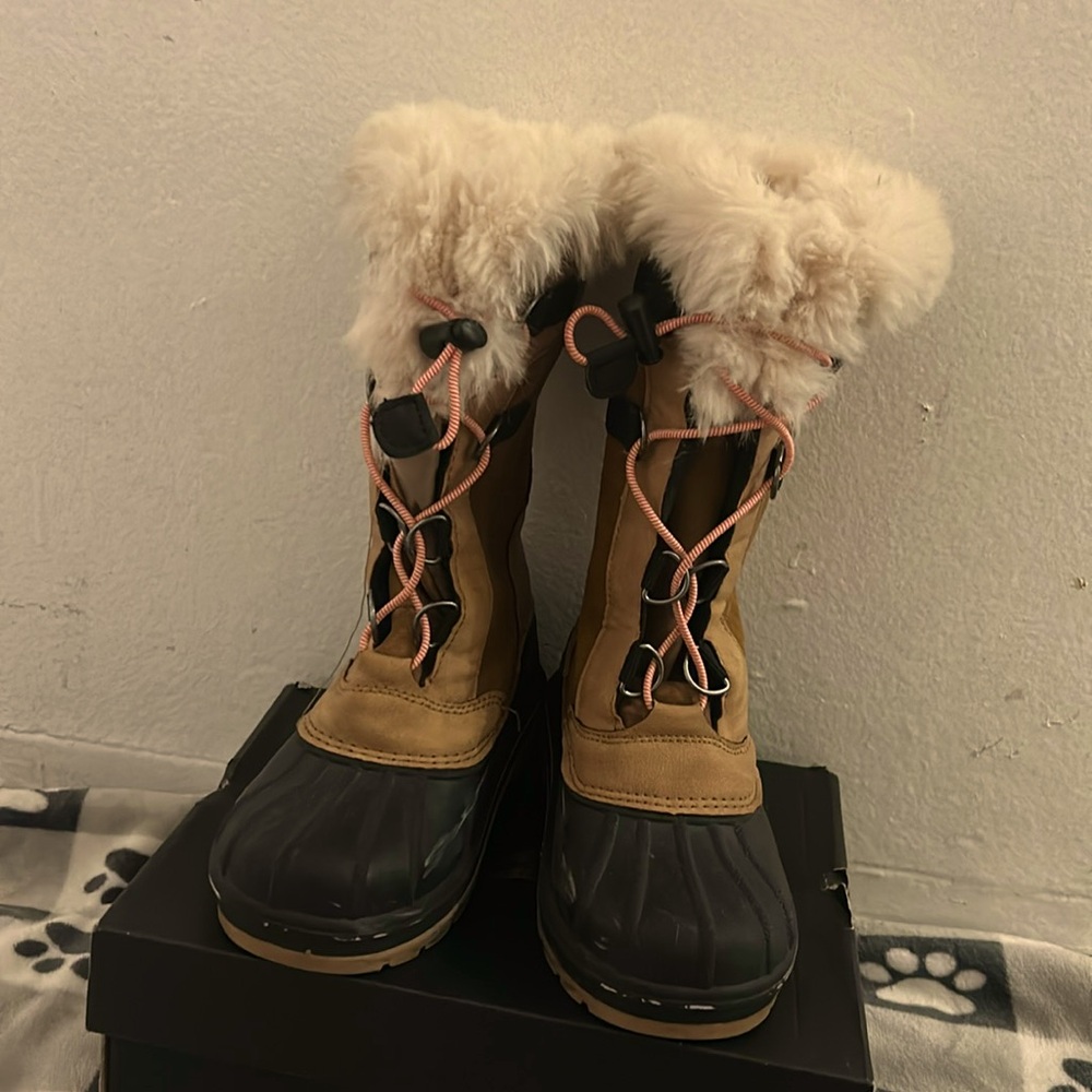 Girls winter snow boots.Has a few scuffs
